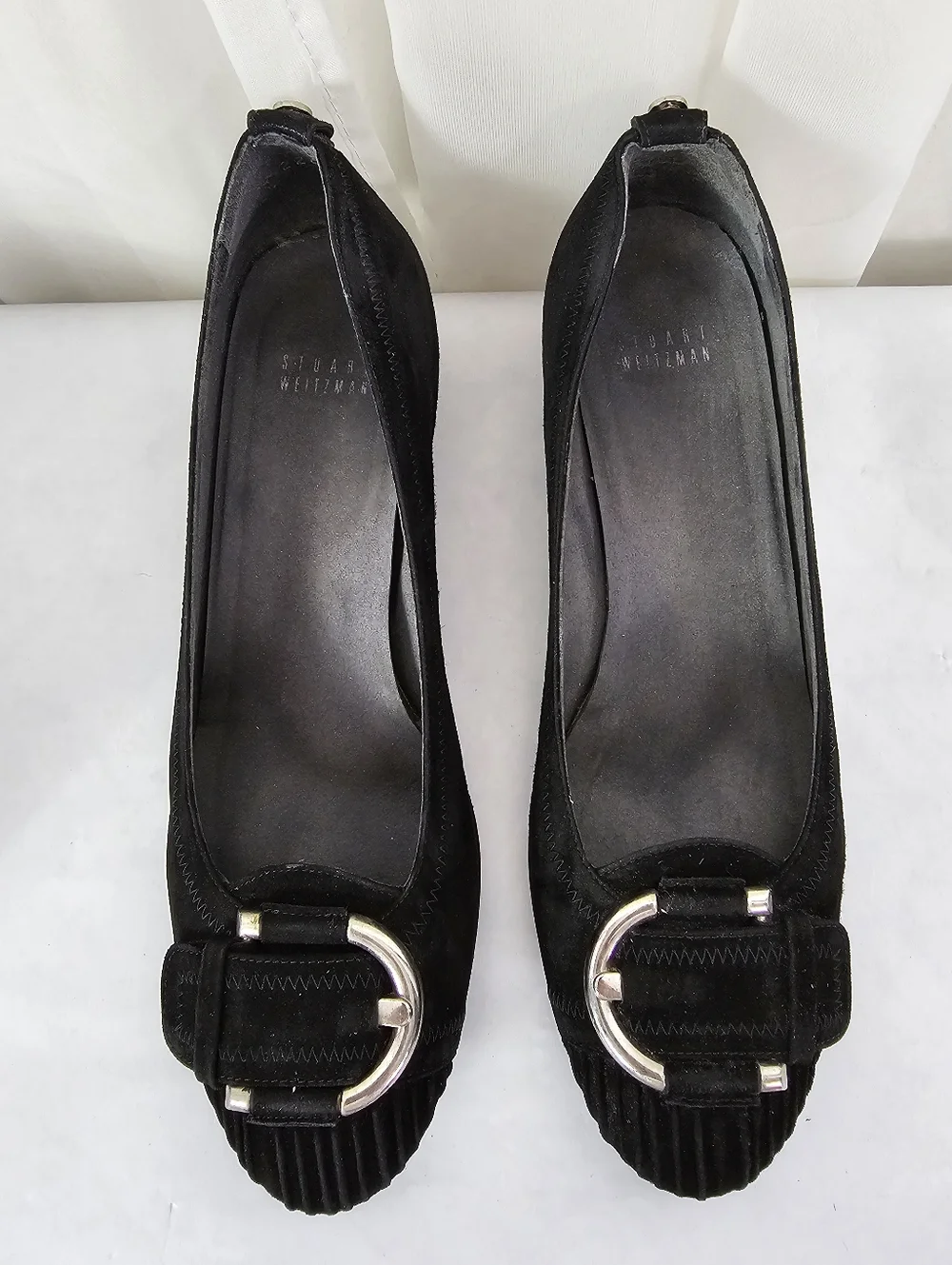 Stuart Weitzman Bucksome Black Suede Wedge Pump Gold Buckle 8.5 - Picture 7 of 9
